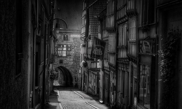 Jakie instytucje publikują materiały statystyczne wykorzystywane w badaniach marketingowych?